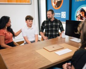 A child and his parents meeting with a neuropsychologist